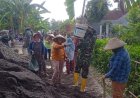 Kompak di Bawah Terik Matahari, Satgas TMMD Kodim 0717/Grobogan dan Warga Gotong Royong Melangsir Material Cor Jalan