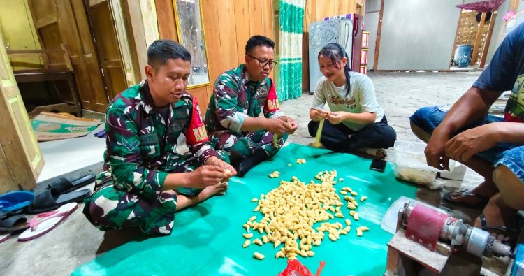 Satgas TMMD Kodim Grobogan Dorong UMKM Desa Karangharjo Lewat Produksi Pisang Molen Mini