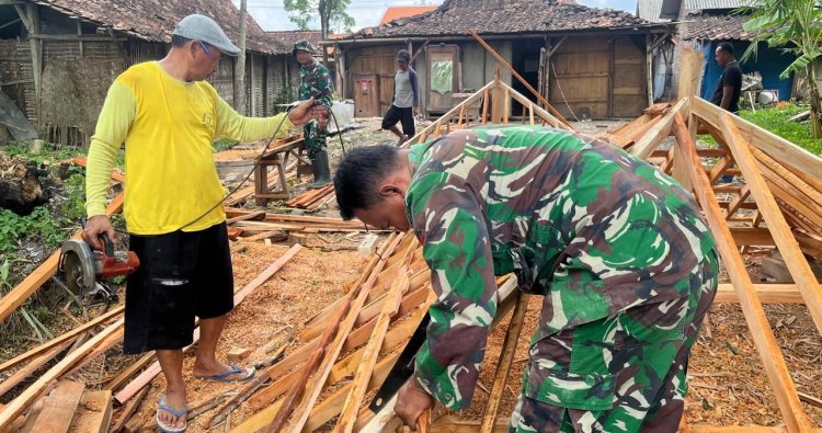 Satgas TMMD Kodim Grobogan Kebutan Pembangunan Poskamling, Warga Karangharjo Sambut Antusias